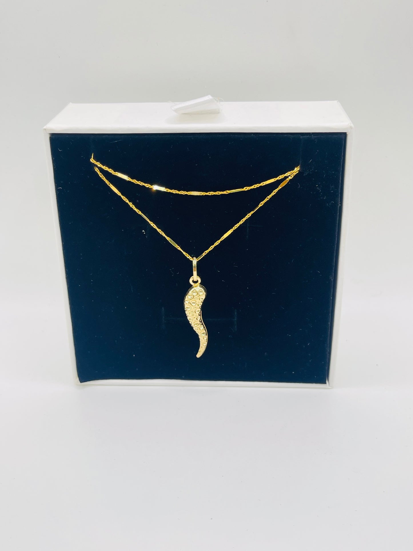 Chaine avec pendentif en or 18k