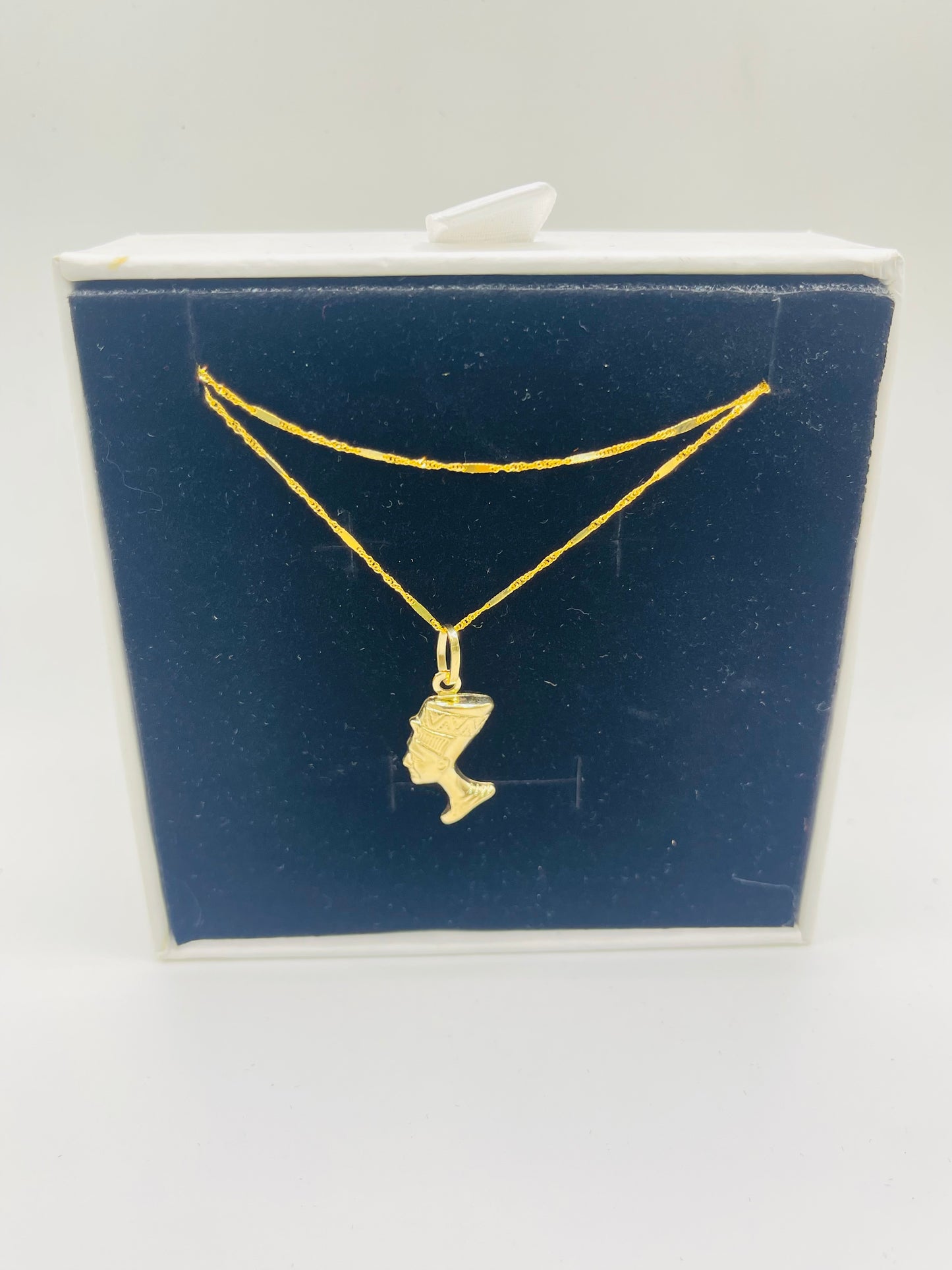 Chaine avec pendentif en or carats